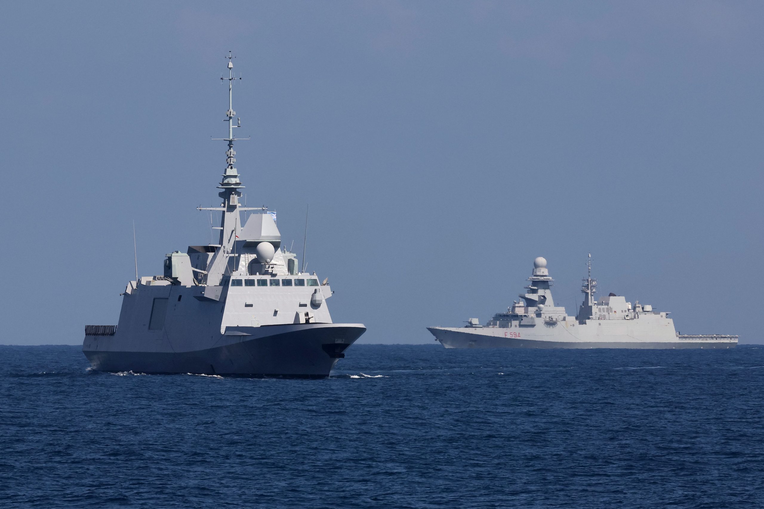 Due fregate classe FREMM, una francese (in primo piano) e una italiana (sullo sfondo). Entrambe le marine parteciperanno all'operazione Aspis.