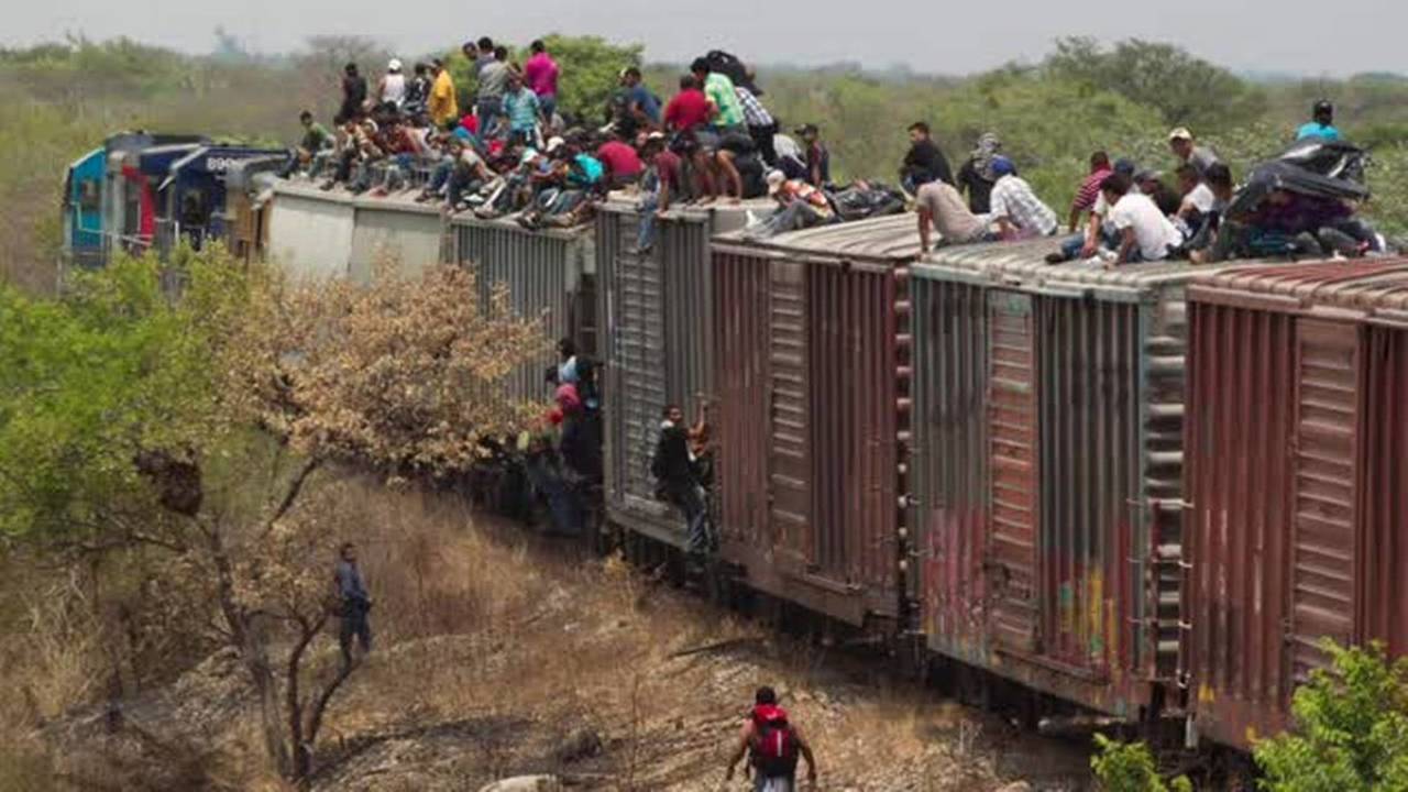 Un treno merci diretto verso gli Stati Uniti assaltato dai migranti che cercano di attraversare il confine