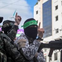 Alcuni miliziani di Hamas, il più importante gruppo armato islamista attivo attualmente nell'area mediorientale.