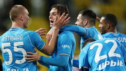 Alcuni giocatori del Napoli durante un match festeggiano una rete