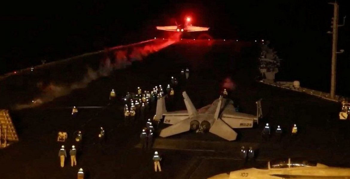Il decollo di un F-18 "Super Hornet" dalla portaerei USS Eisenhower, subito prima dei raid in Yemen.