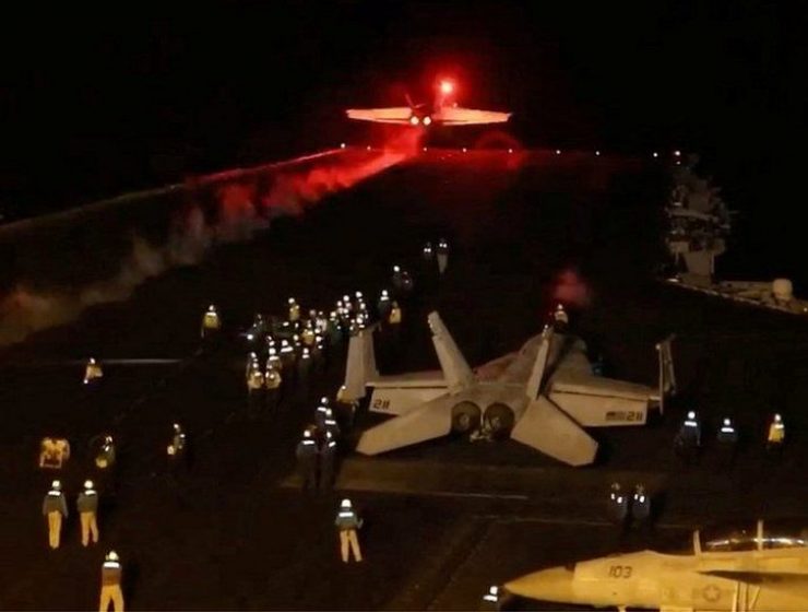 Il decollo di un F-18 "Super Hornet" dalla portaerei USS Eisenhower, subito prima dei raid in Yemen.