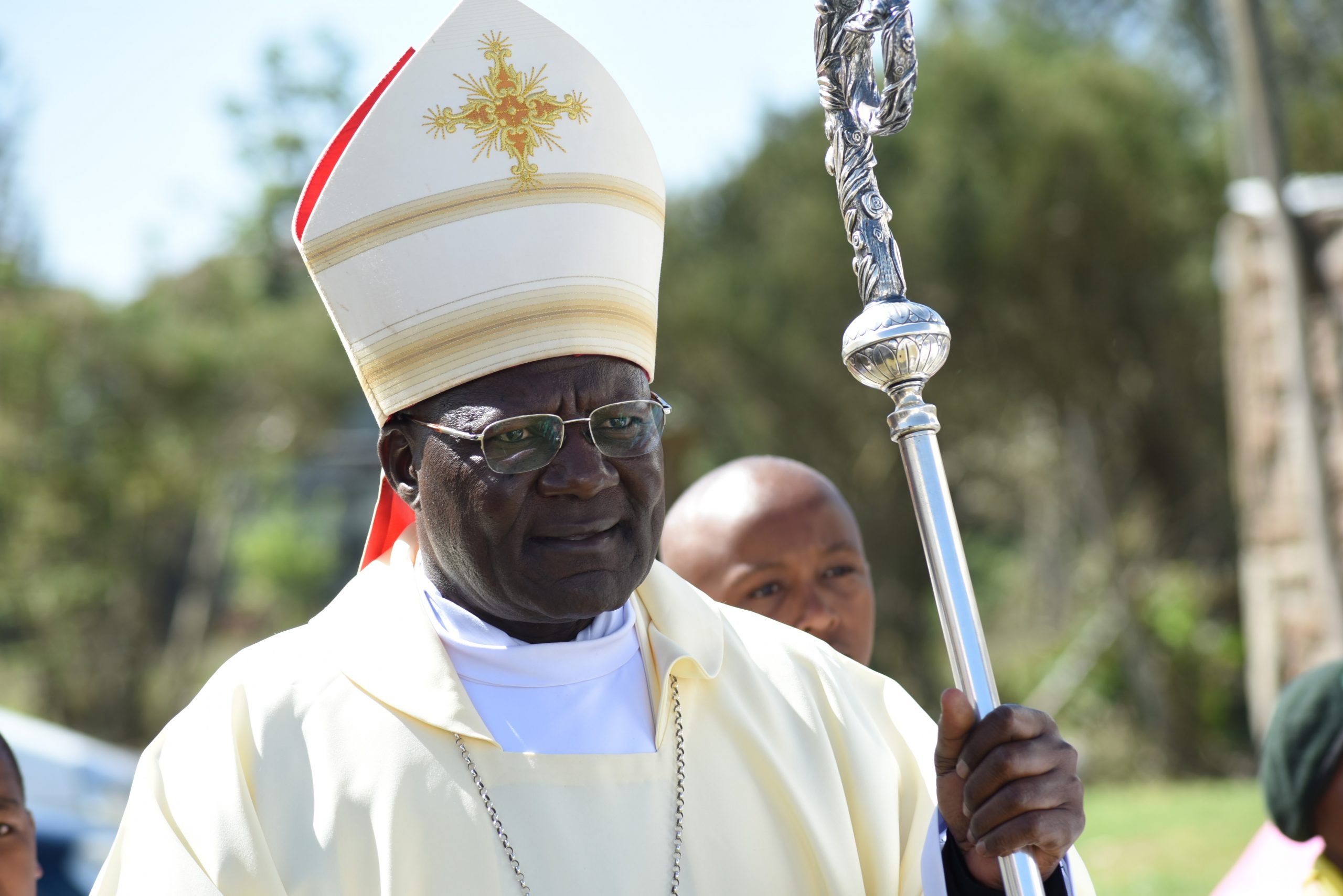 Monsignor John Oballa, vescovo di Ngong in Kenya, è uno dei tanti prelati preoccupati della recente decisione di Papa Francesco sulle benedizioni alle coppie omosessuali.