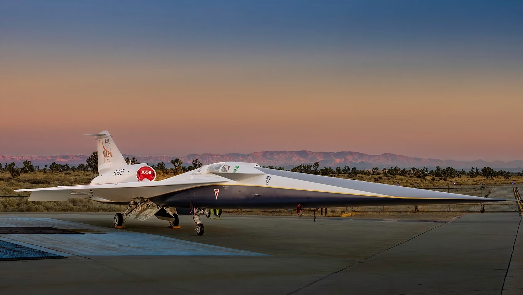 Il prototipo dell'X-59 presentato dalla NASA. Si nota il muso molto più lungo rispetto agli altri aerei.