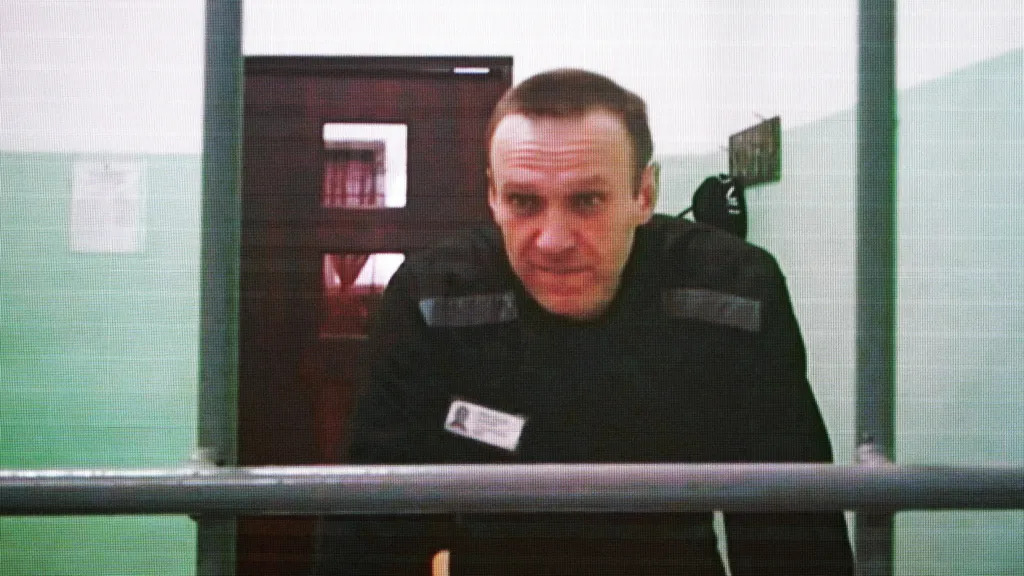 Alexei Navalny in videoconferenza dal carcere durante l'udienza di un suo processo