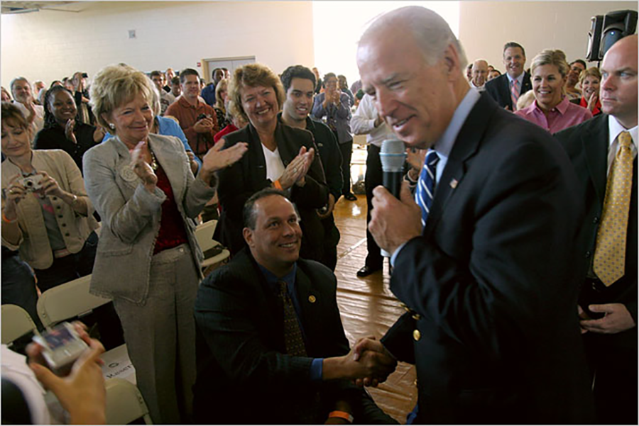 Joe Biden mentre stringe la mano a Chuck Graham