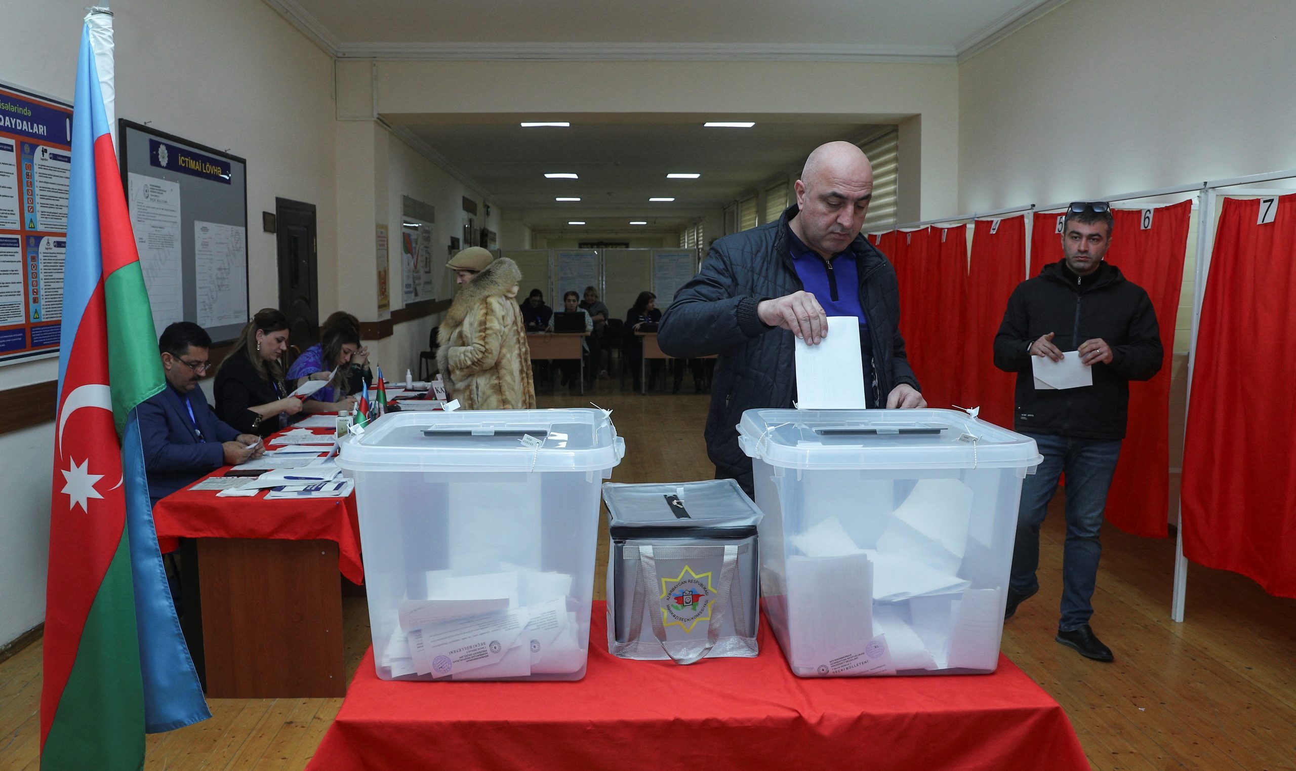 Un elettore azero deposita la sua scheda elettorale (Reuters)
