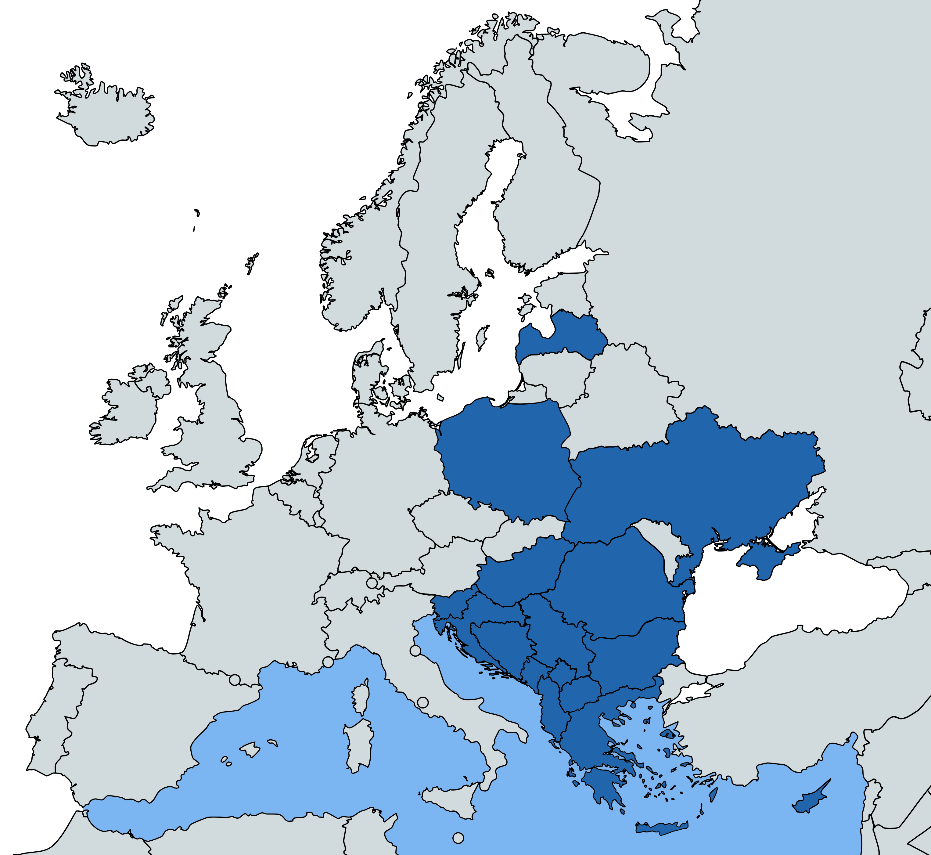In blu i Paesi europei dove l'Italia è impegnata in operazioni militare (non solo con la presenza sul terreno). In colore più chiaro le aree di operazioni navali.