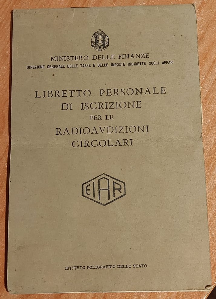 Un libretto per la sottoscrizione familiare ai servizi EIAR, risalente agli anni '40.