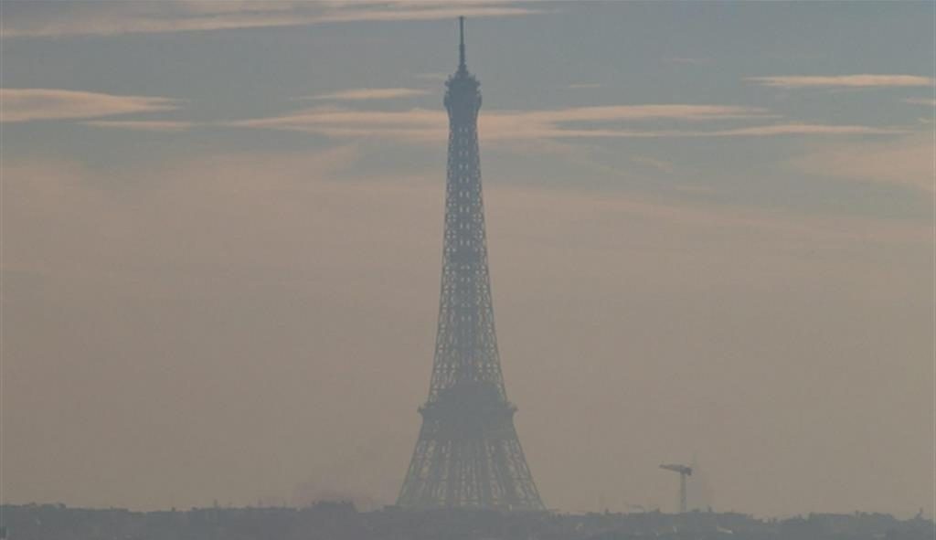 Una coltre di smog avvolge Parigi, in una fotografia del 2019