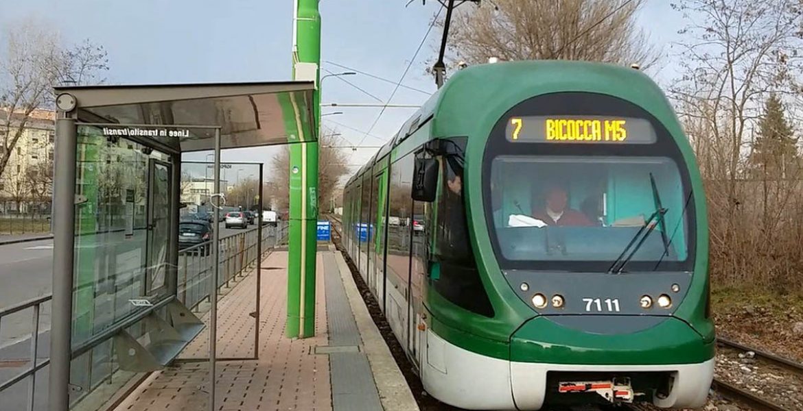 Il tram 7 in partenza da via Anassagora