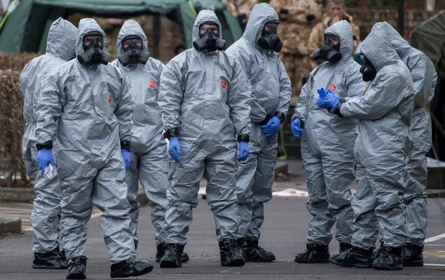 Personale militare con indosso tute protettive investiga sull'avvelenamento di Sergei Skripal, in Inghilterra