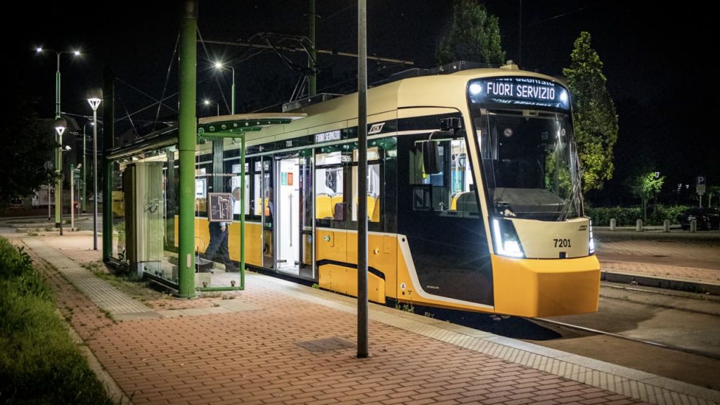 I primi nuovi tram bidirezionali fuori servizio chiamati "Tramlink"