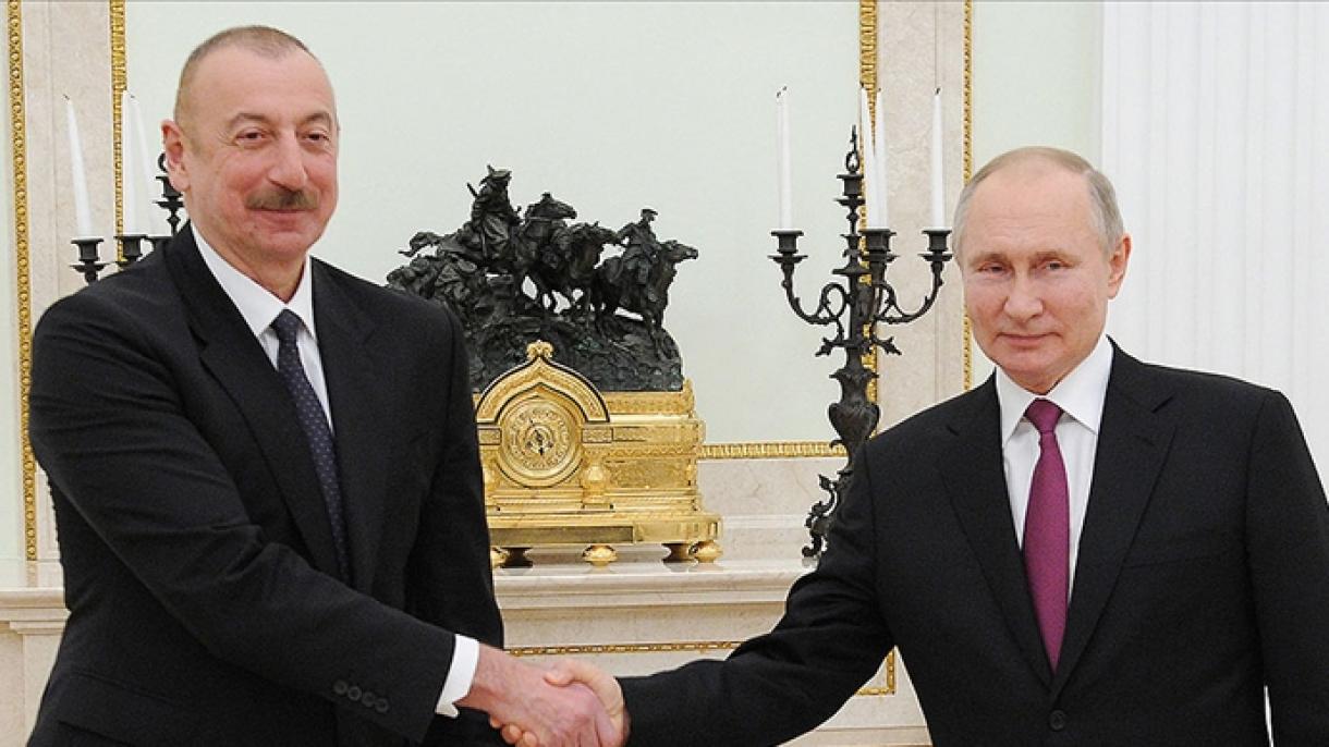 Ilham Aliyev stringe la mano al presidente russo Vladimir Putin