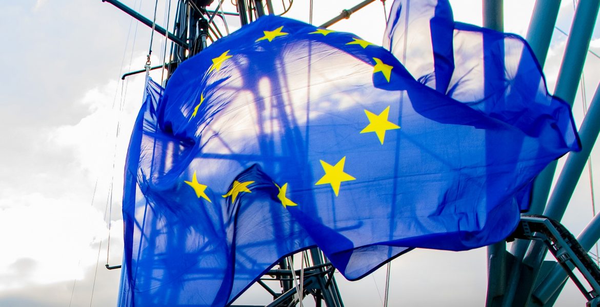 La bandiera dell'Unione Europea sventola su una nave militare.