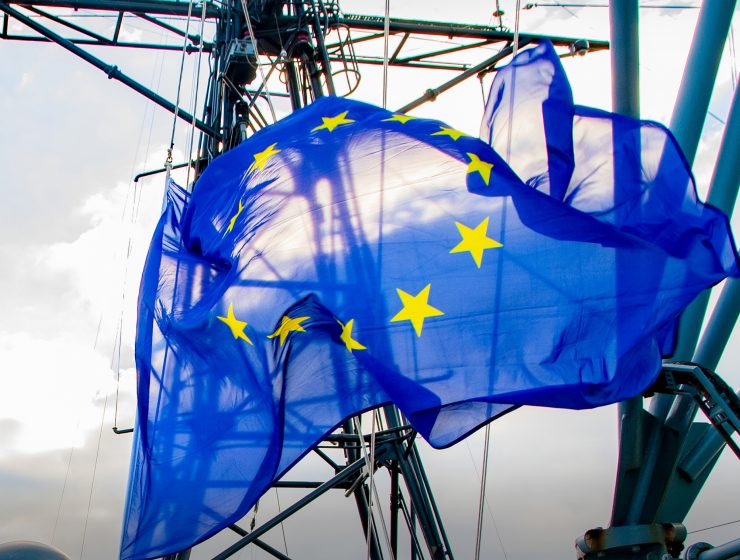 La bandiera dell'Unione Europea sventola su una nave militare.