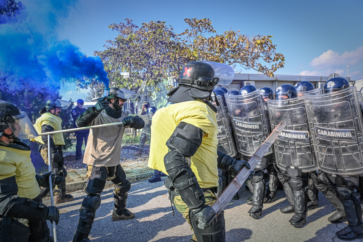I Carabinieri addestrano le forze di polizia kosovare nell'ambito dell'operazione europea EULEX.