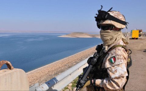 Un militare italiano presidia la diga di Mosul durante le prime fasi della lotta all'ISIS.
