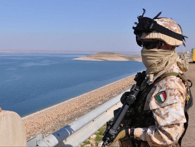 Un militare italiano presidia la diga di Mosul durante le prime fasi della lotta all'ISIS.