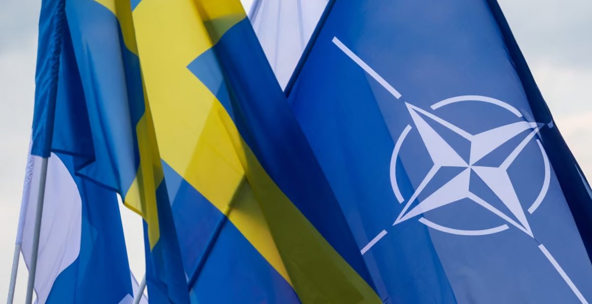 La bandiera della Svezia e quella della NATO.