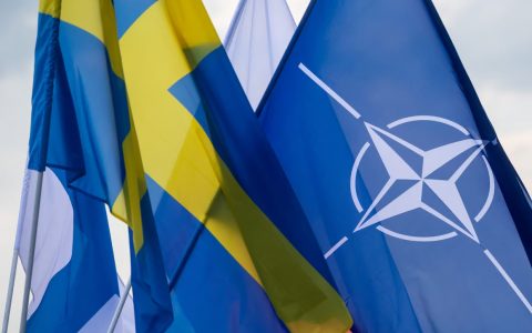 La bandiera della Svezia e quella della NATO.