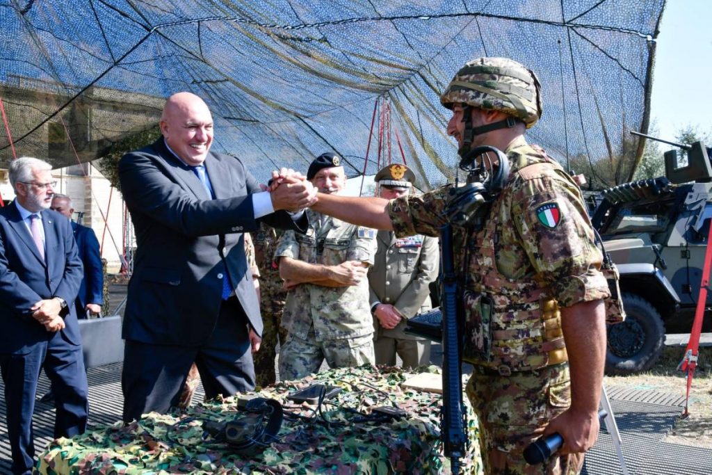 Il ministro della Difesa, Guido Crosetto, in visita a personale militare in addestramento. Crosetto spinge da tempo per un cambio di passo nella gestione delle Forze Armate.