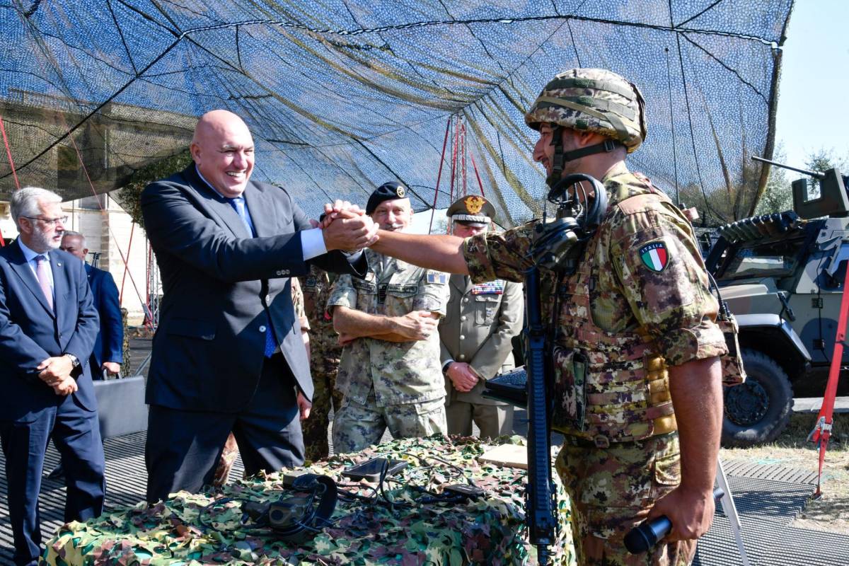 Il ministro della Difesa, Guido Crosetto, in visita a personale militare in addestramento. Crosetto spinge da tempo per un cambio di passo nella gestione delle Forze Armate.