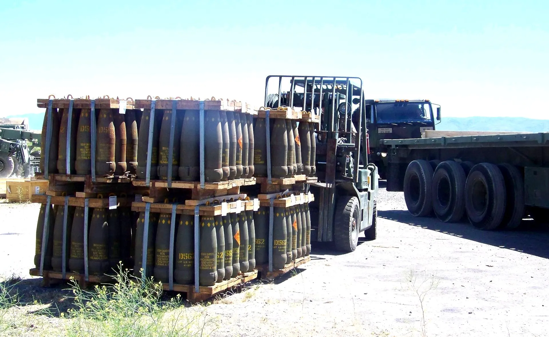 Proiettili d'artiglieria da 155mm vengono spostati in un deposito NATO.