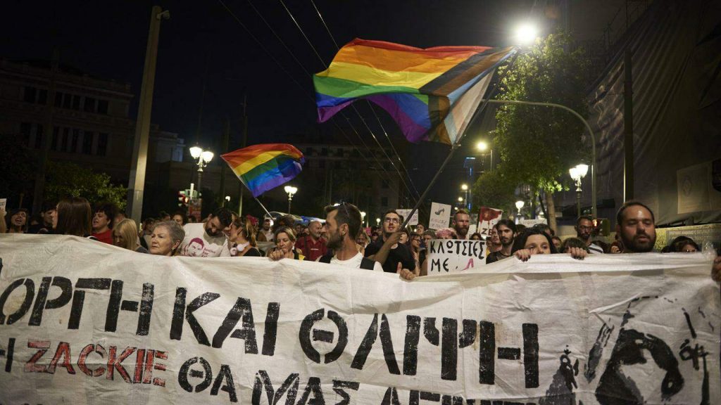 Manifestazione LGBTQ+ in Grecia prima dell'approvazione della legge