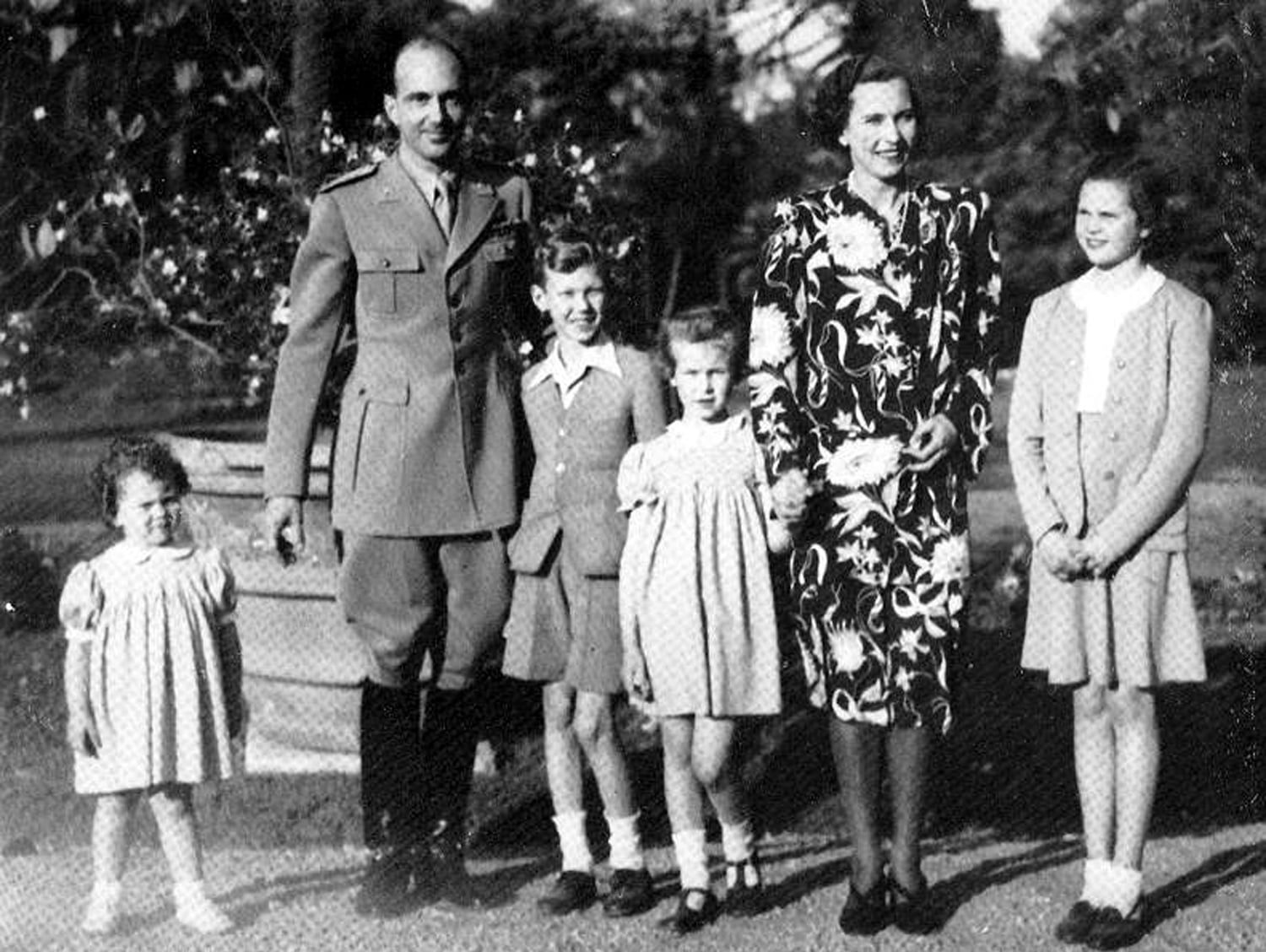 La famiglia reale nel maggio 1946. Da sinistra: la principessa Maria Beatrice (1943), re Umberto II (1904-1983), Vittorio Emanuele, la principessa Maria Gabriella (1940), la regina Maria José (1906-2001) e la principessa Maria Pia (1934).