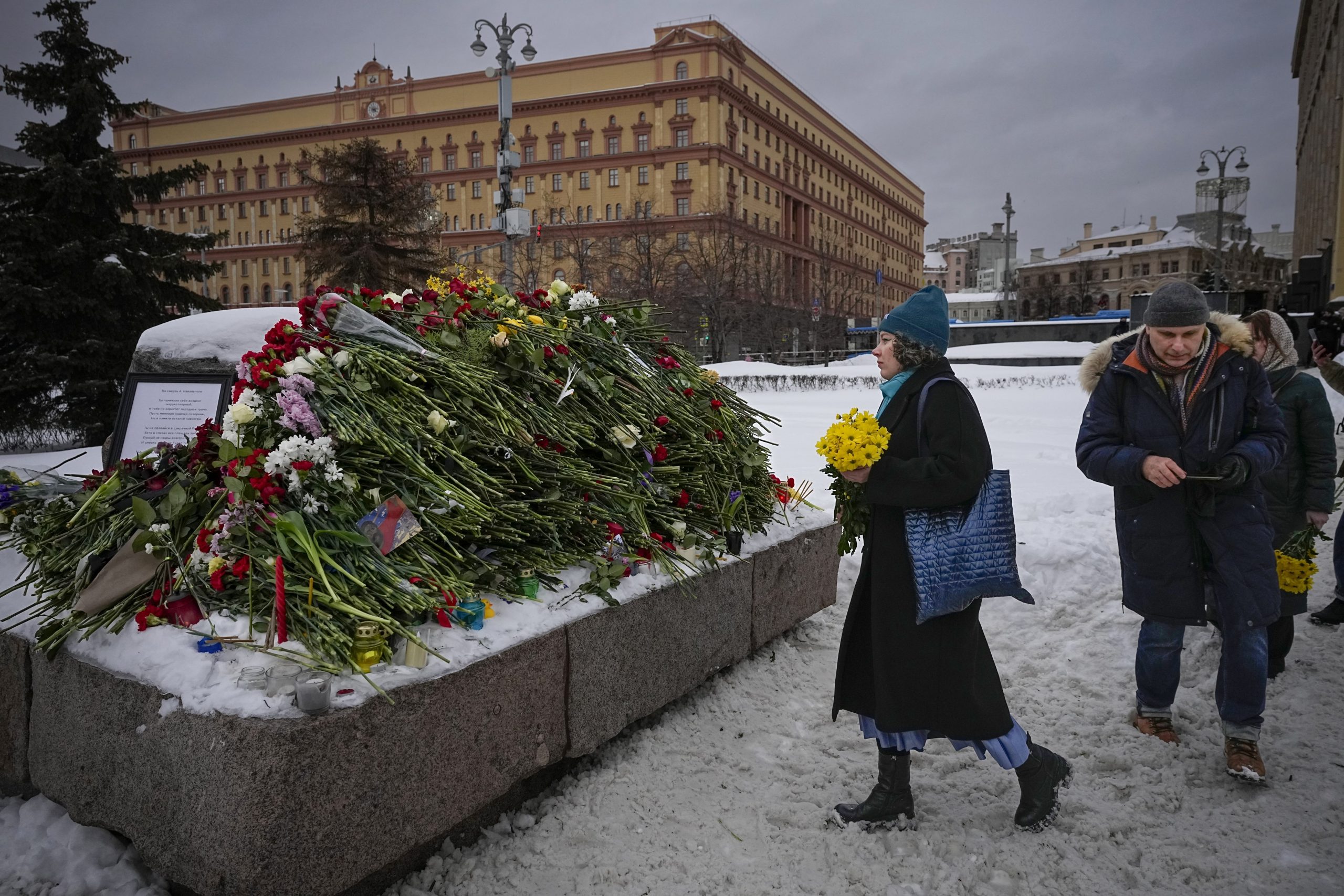 Nonostante il pesante clima autoritario in Russia, molte persone continuano a deporre fiori in memoria di Navalny, anche a Mosca.