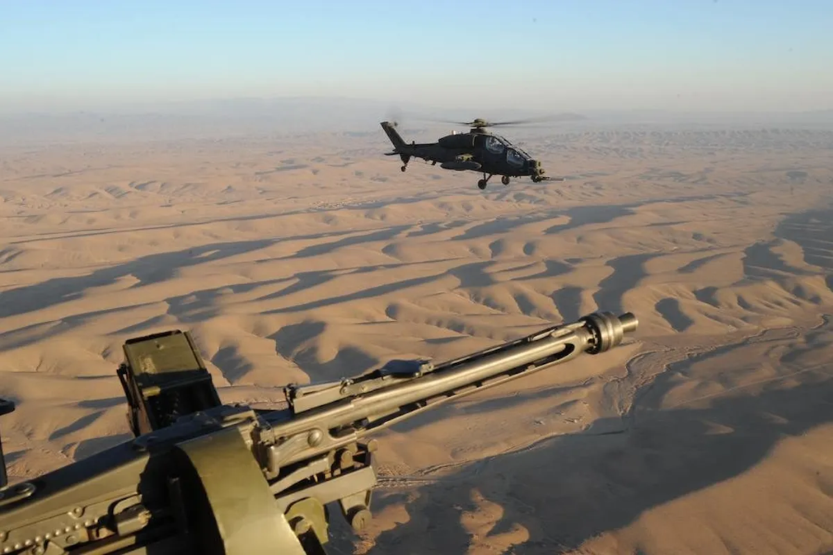 Elicotteri italiani in volo sopra l'Iraq, a supporto della coalizione internazionale di contrasto all'ISIS.
