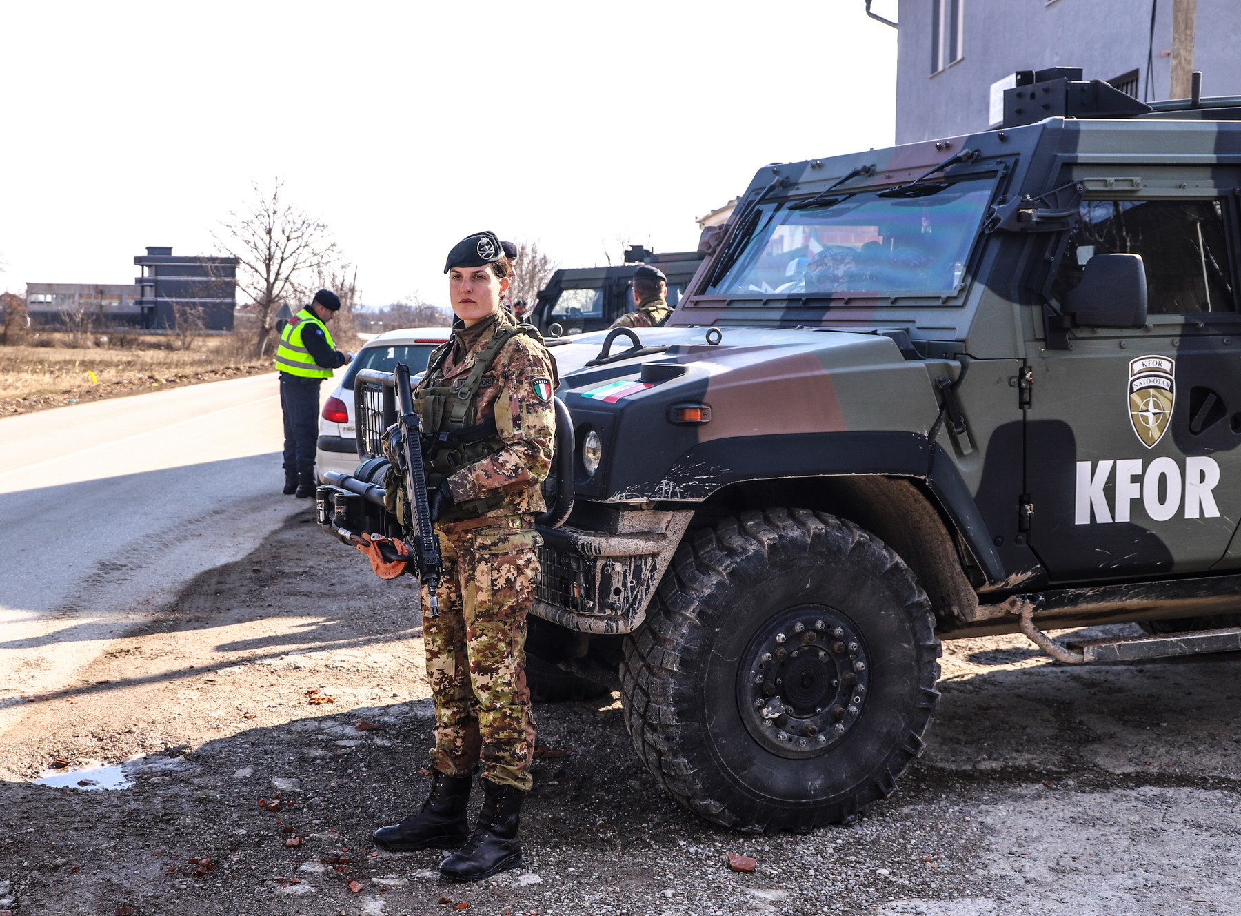 Una soldatessa italiana ad un posto di blocco in Kosovo. La missione KFOR, attiva nell'ambito di NATO "Joint Enterprise", è tra le più importanti a partecipazione nazionale.