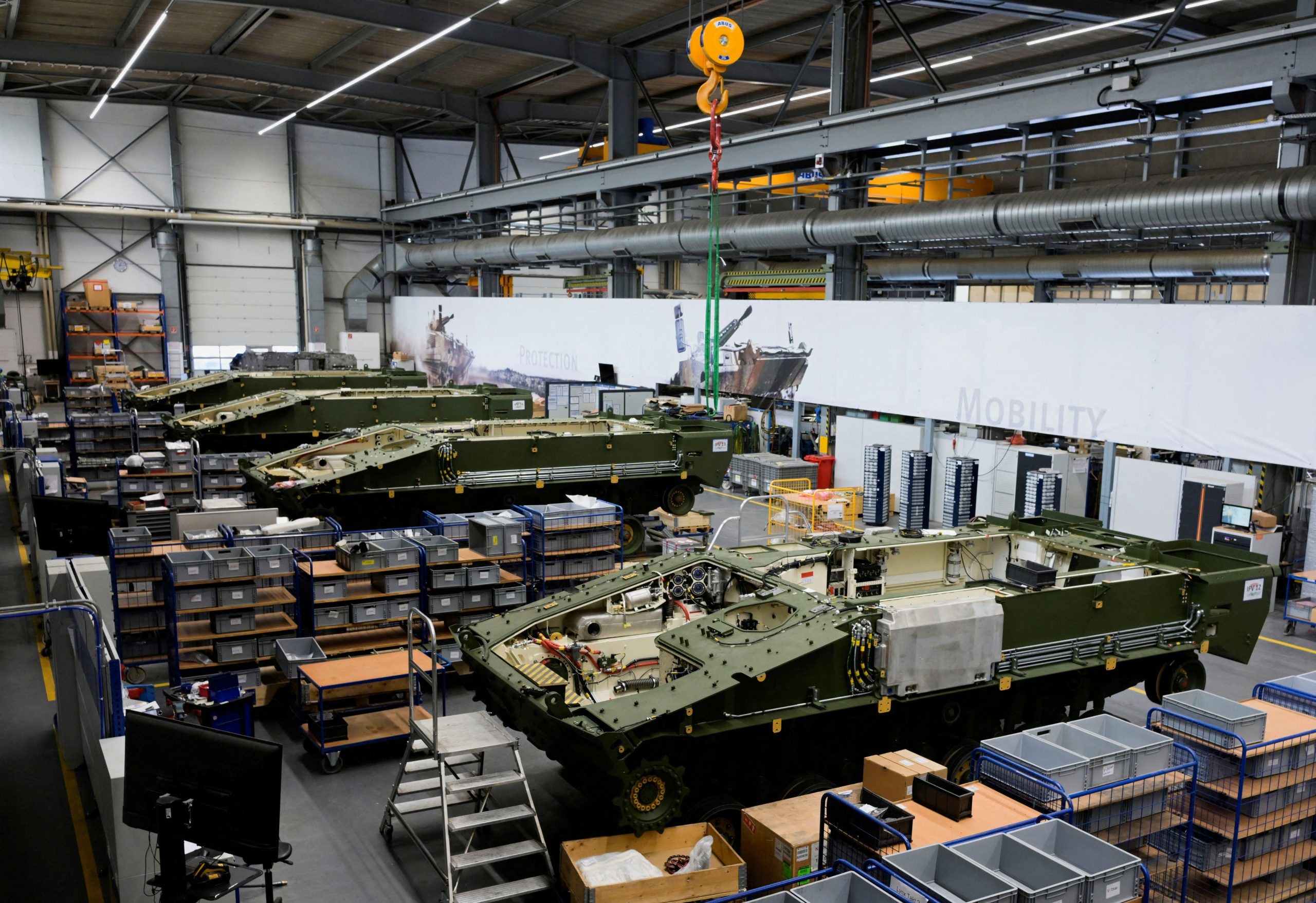 La linea di produzione dei cingolati di fanteria "Lynx" in una fabbrica Rheinmetall in Germania.