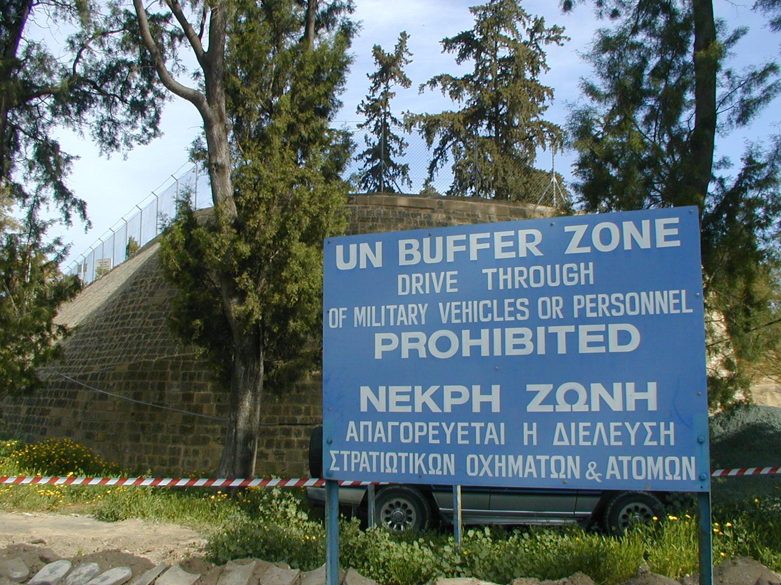 Un cartello ONU che segnala la "Linea Verde", l'area demilitarizzata che divide Cipro in due entità distinte.