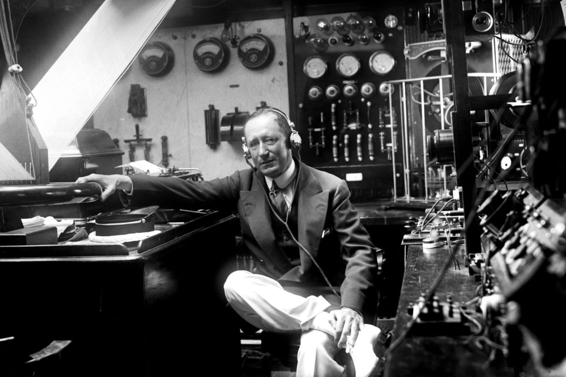 Guglielmo Marconi in sala radio. Si noti il gran numero di apparecchiature necessarie a inviare e ricevere i segnali.
