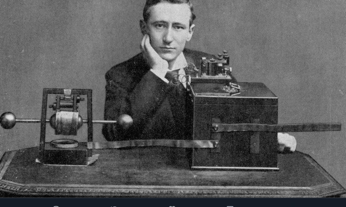 Guglielmo Marconi posa con alcune delle apparecchiature radio da lui inventate.