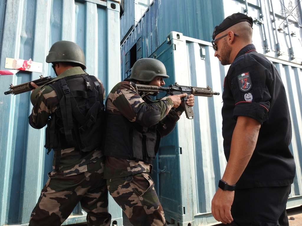 Un carabiniere addestra le forze di sicurezza palestinesi nell'ambito della missione MIADIT Palestina.