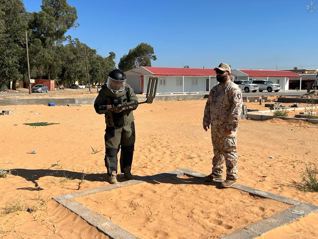 Un geniere dell'Esercito Italiano addestra un artificiere libico nell'ambito dell'operazione MIASIT.