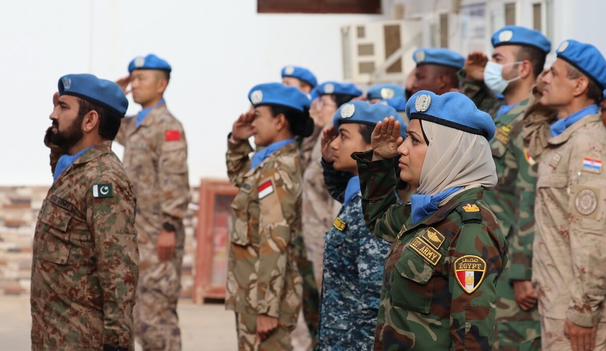 Personale multinazionale della missione MINURSO. Da volti e bandiere sulle uniformi si capisce la varietà di provenienza dei militari impegnati nel Sahara Occidentale.