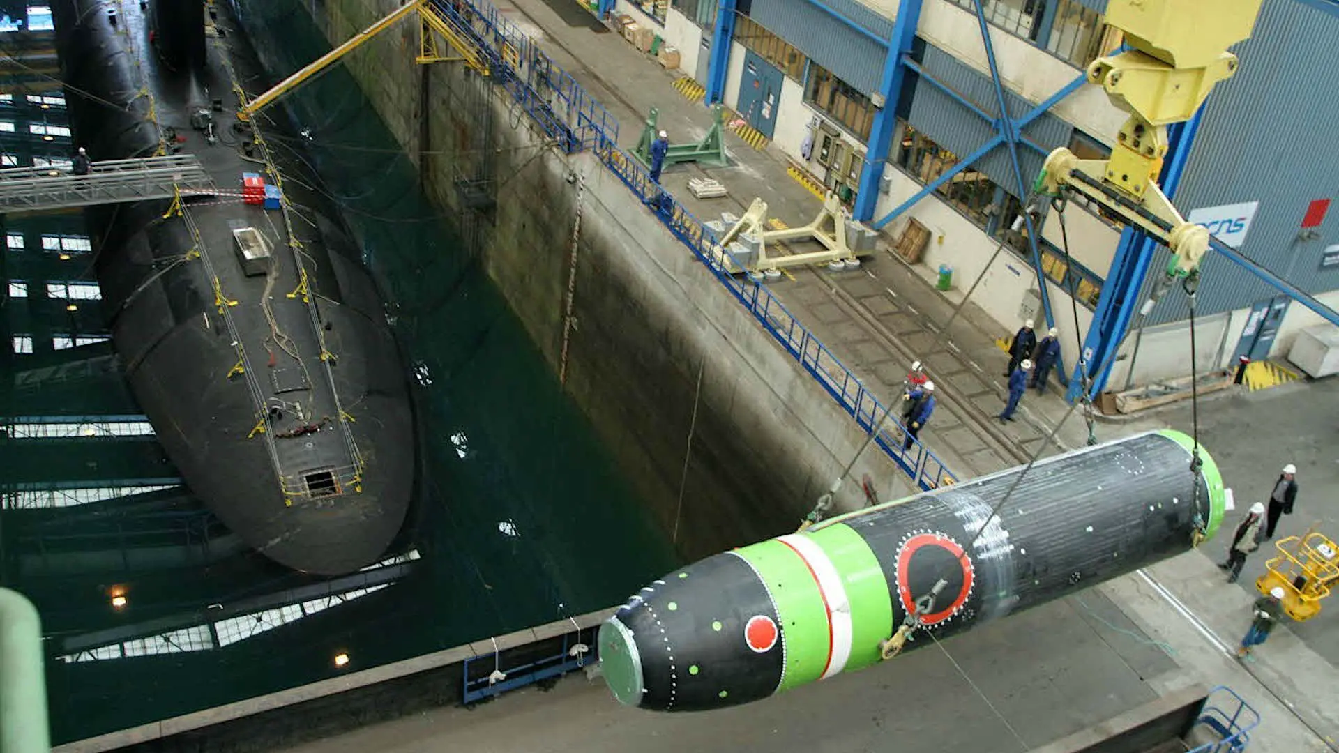 Un missile nucleare francese viene caricato su un sottomarino.