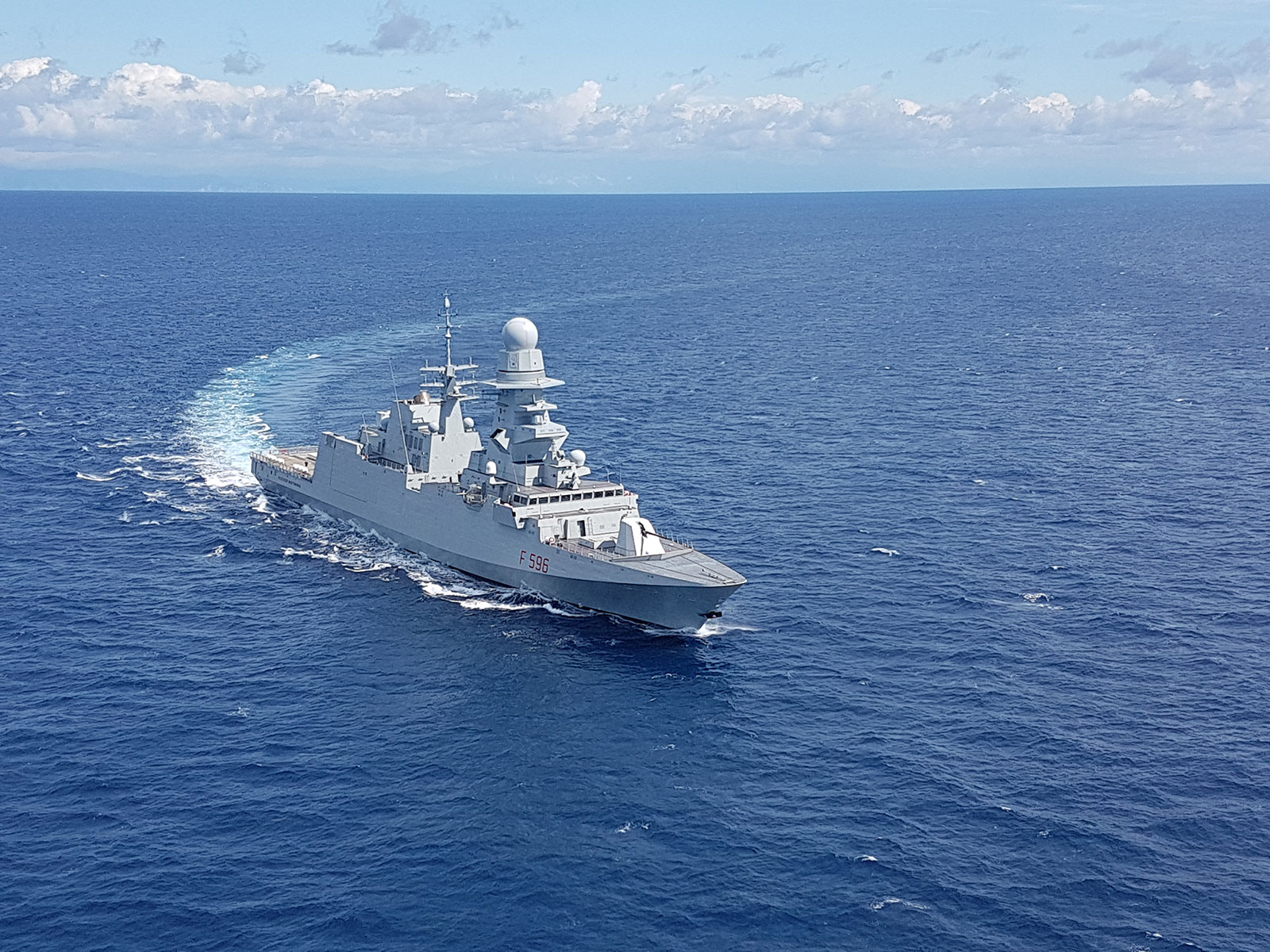 La fregata FREMM F596 "Federico Martinengo" si trova già nell'area mediorientale per l'operazione "Atalanta" e potrà garantire una presenza italiana fino all'avvio di "Aspides".
