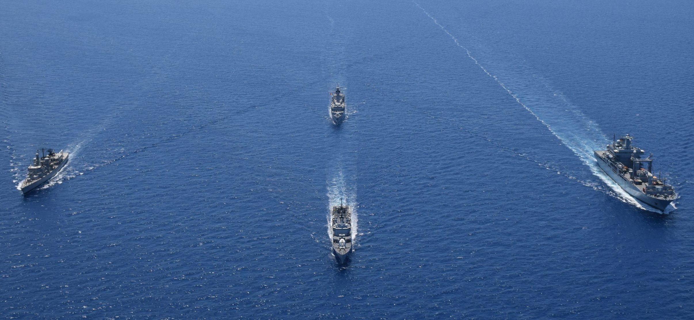 Una formazione navale europea nel Mediterraneo pochi anni fa. Presenti navi italiane, greche e tedesche, come per la missione "Aspides".