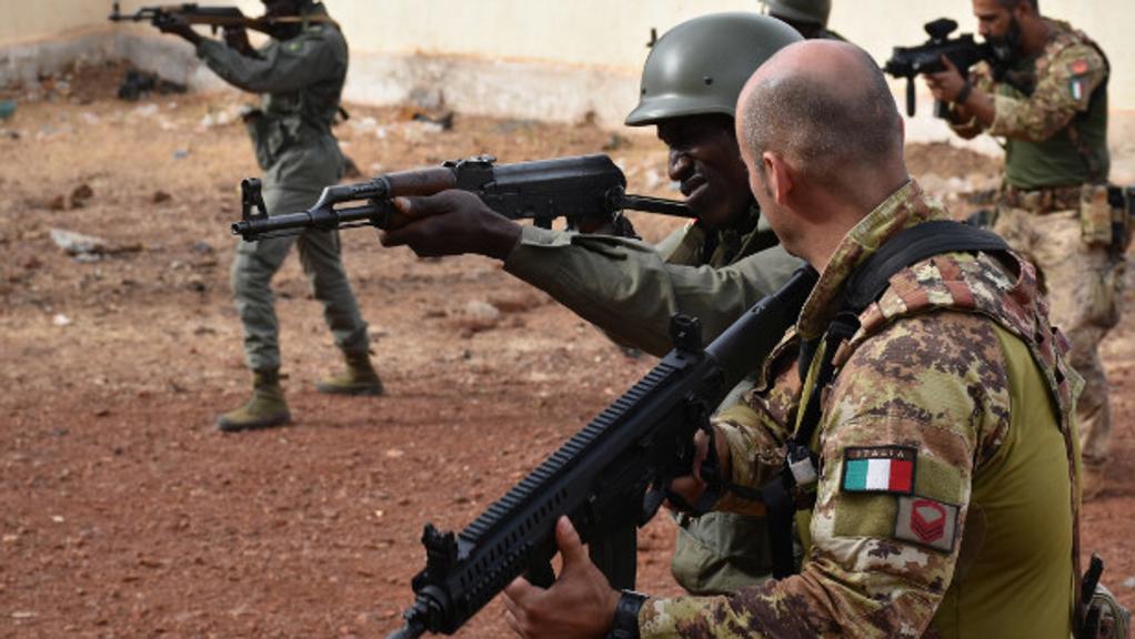 Militari italiani della missione europea EUMTM in Niger. Loro compito primario è formare le forze armate locali.