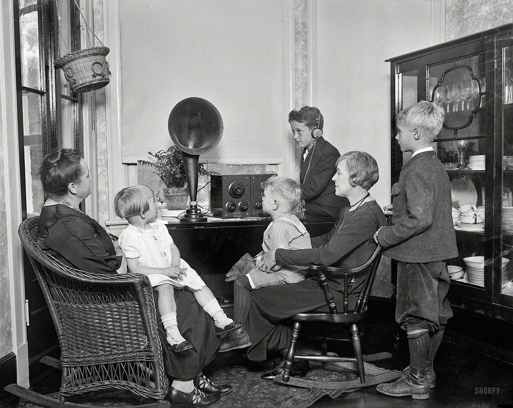Una famiglia britannica ascolta la radio nel 1925. Tutti con le cuffie.