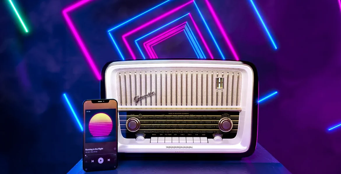Una vecchia radio e uno smartphone: passato e presente di un mezzo destinato a prosperare ancora a lungo.