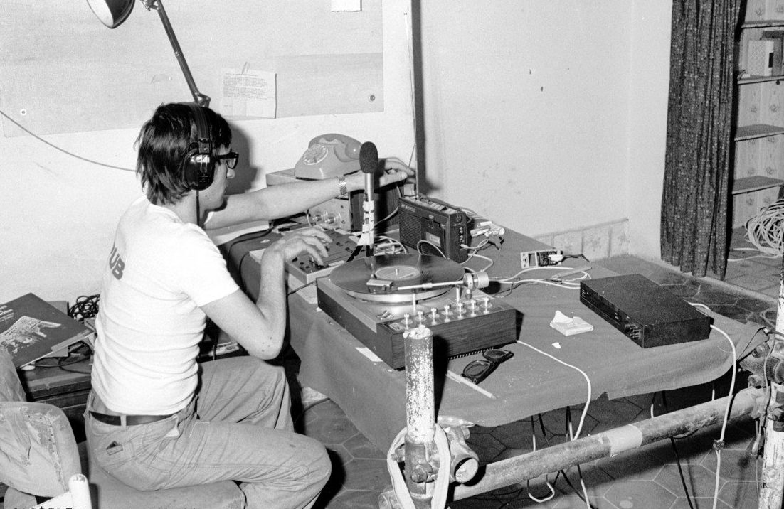 Lo studio improvvisato di una "radio libera" anni '70. Non molto diversi apparivano gli spazi delle emittenti illegali del decennio precedente.
