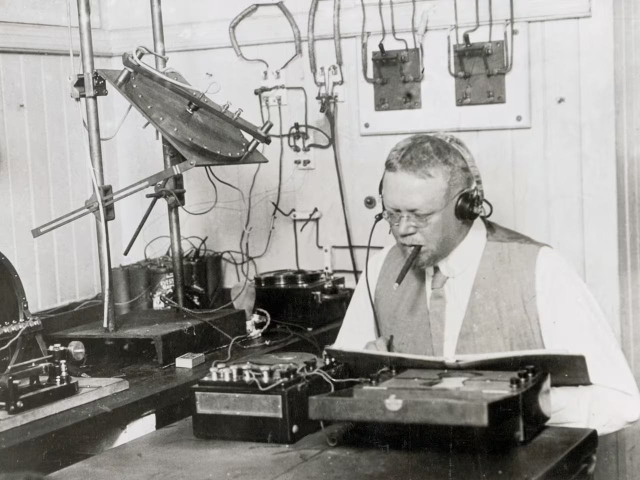 Reginald Fessenden davanti alle sue apparecchiature. Fu lui l'autore della prima trasmissione radiofonica.