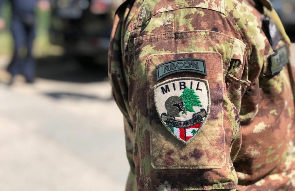 Lo stemma della missione bilaterale MIBIL Libano indossato da un soldato italiano.
