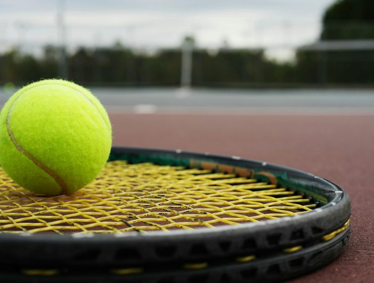 Racchetta e pallina da tennis